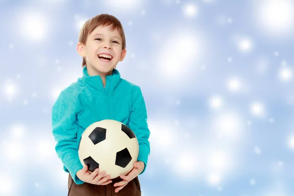 Kleiner Junge hält Fußball. — Stockfoto