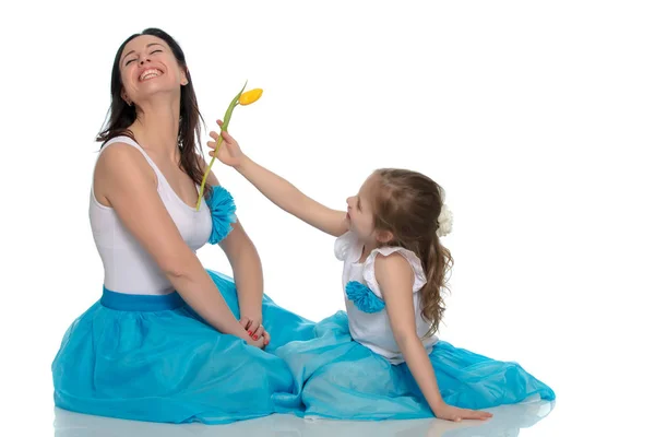 Mãe e filha com uma flor de tulipa . — Fotografia de Stock