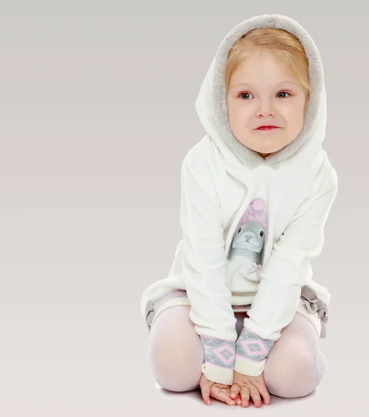 Malá holčička v bílých šatech s kapucí. — Stock fotografie