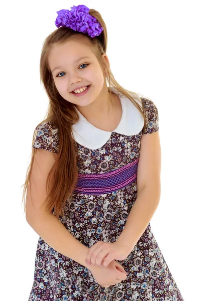 Schönes kleines Mädchen mit langen Haaren — Stockfoto