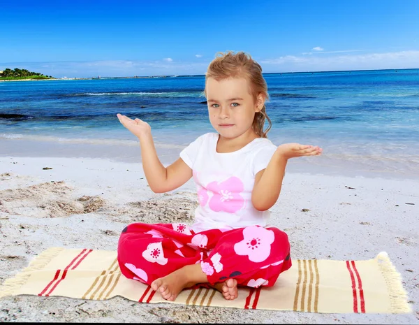 Menina meditando no tapete . — Fotografia de Stock