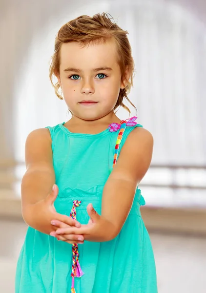 아름 다운 작은 소녀는 파란 드레스에 무두 질. — 스톡 사진