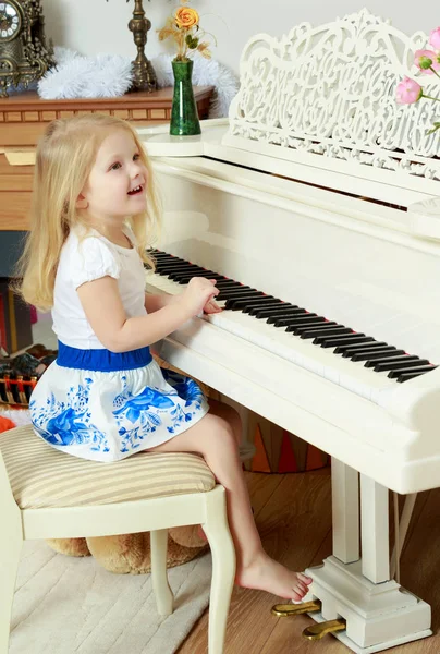 小女孩正在弹钢琴. — 图库照片