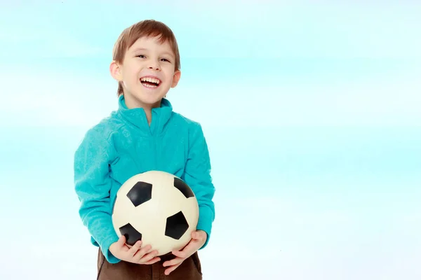 Kleiner Junge hält Fußball. — Stockfoto