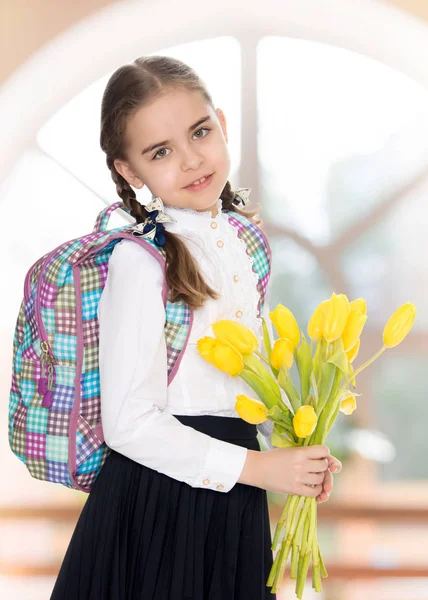 花と彼女の翔のバックパックの花束と女子高生 — ストック写真