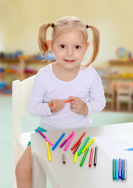 A menina desenha com marcadores — Fotografia de Stock