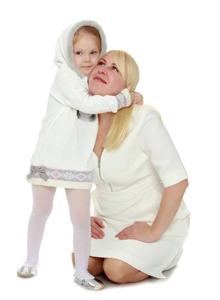 Moeder en kleine dochter knuffelen. — Stockfoto