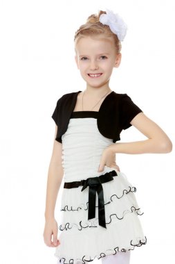 Siyah kuşak ile kısa beyaz elbiseli güzel küçük kız.