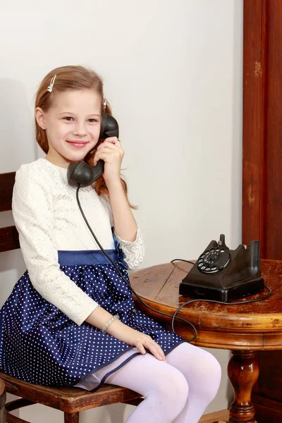 Gadis berbicara di telepon lama . — Stok Foto