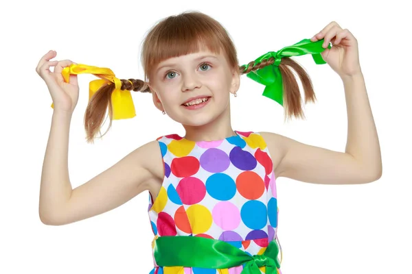 Uma menina em um vestido com um padrão de circl multi-colorido — Fotografia de Stock