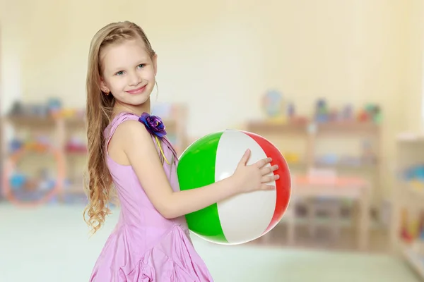 Όμορφο μικρό κορίτσι με ένα μεγάλο πολύχρωμο φουσκωτή μπάλα — Φωτογραφία Αρχείου