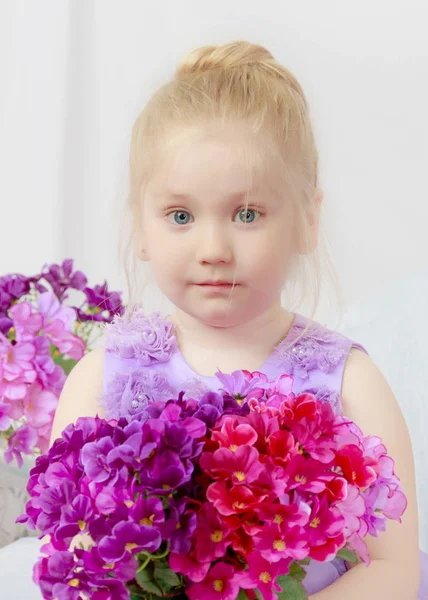 Girl with a bouquet of flowers. — Stock Photo, Image