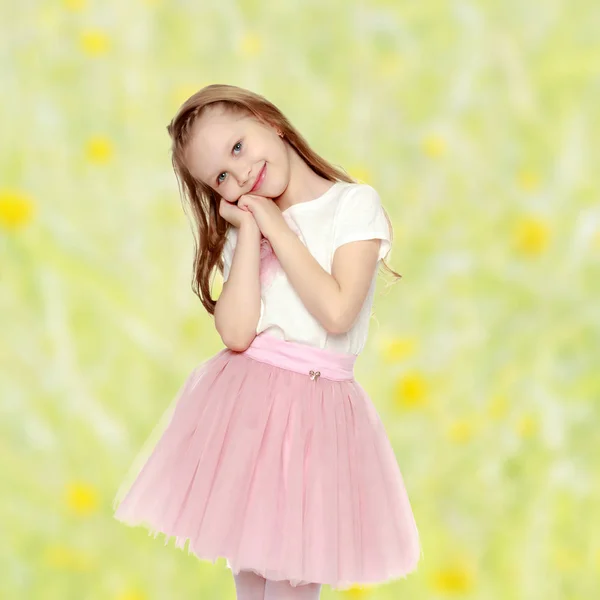 Beautiful little girl 5-6 years. — Stock Photo, Image