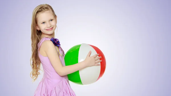 Όμορφο μικρό κορίτσι με ένα μεγάλο πολύχρωμο φουσκωτή μπάλα — Φωτογραφία Αρχείου