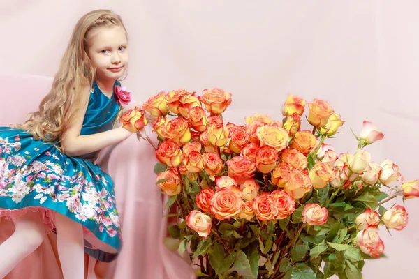 Beautiful little girl 5-6 years. — Stock Photo, Image