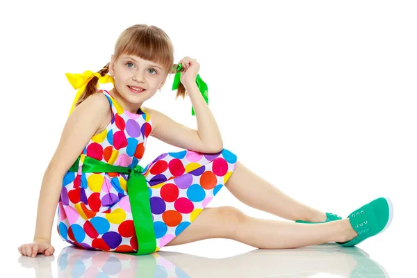 Una bambina in un vestito con un modello da circo multicolore — Foto Stock