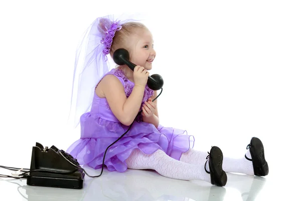 Tjejen pratar på den gamla telefonen. — Stockfoto