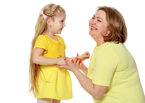 Uma mãe feliz abraça sua filha amada . — Fotografia de Stock