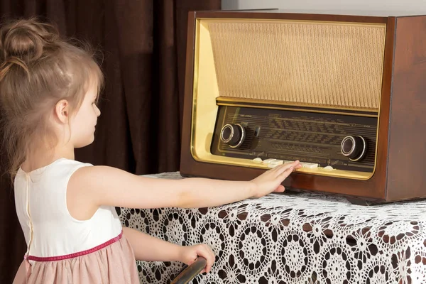 Niña escucha la vieja radio . — Foto de Stock