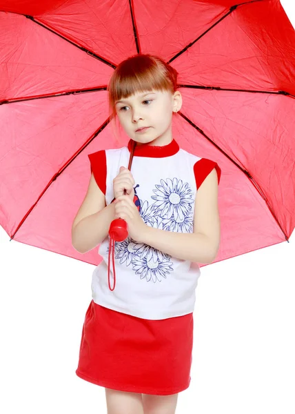 The little girl hid under the umbrella. — Stock Photo, Image