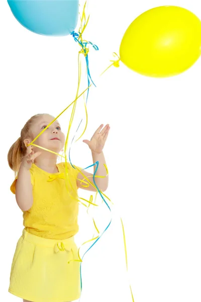 Kleines Mädchen mit Luftballons. — Stockfoto