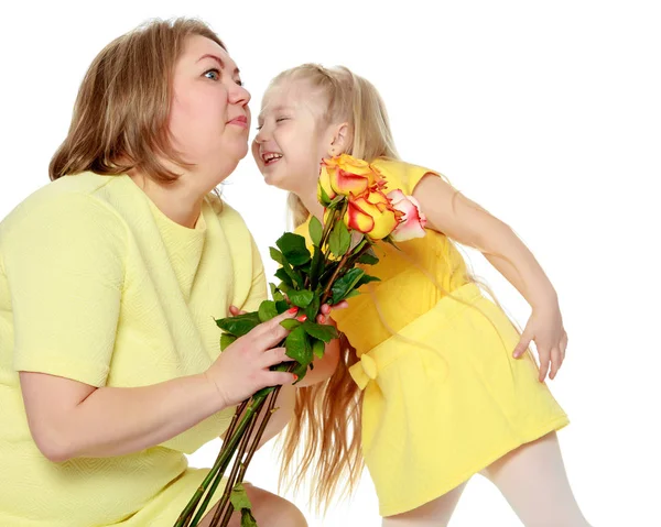 Mamá y su hija con un ramo de rosas de té . —  Fotos de Stock