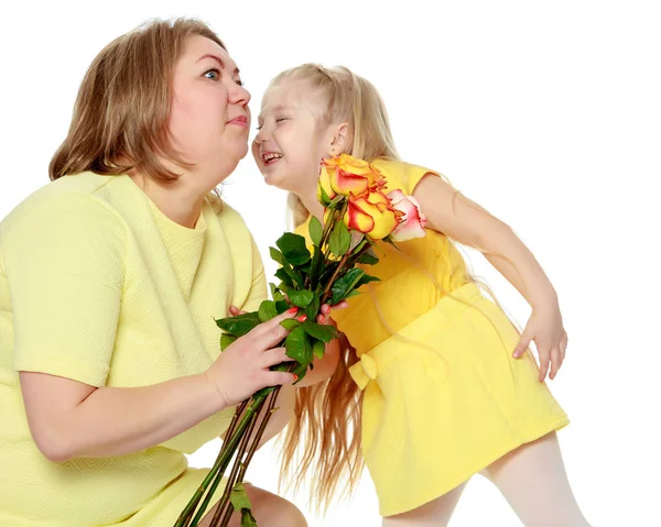 Maman et fille avec un bouquet de roses de thé . — Photo