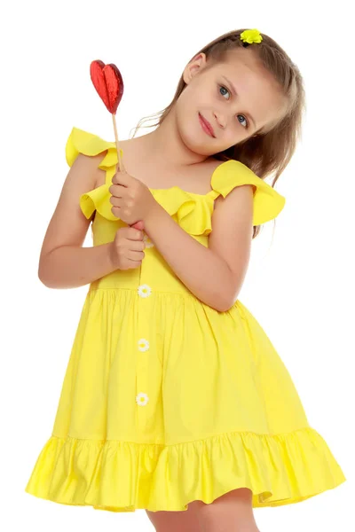 Kleines Mädchen mit einem Bonbon am Stock — Stockfoto