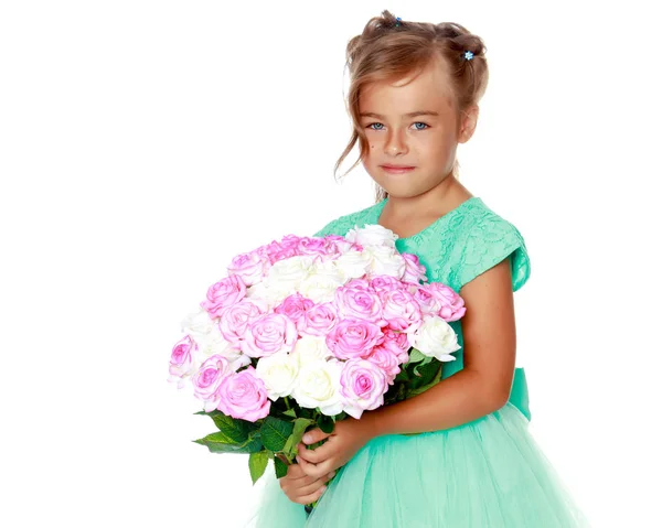 Menina com um buquê de flores — Fotografia de Stock