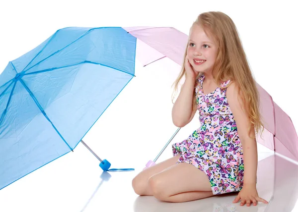 Menina sob um guarda-chuva . — Fotografia de Stock