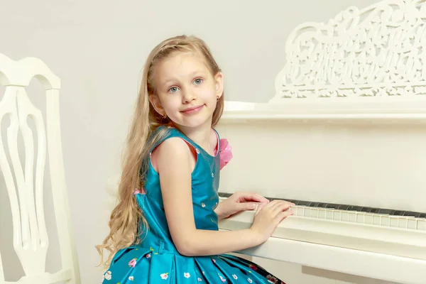 Beautiful little girl 5-6 years. — Stock Photo, Image