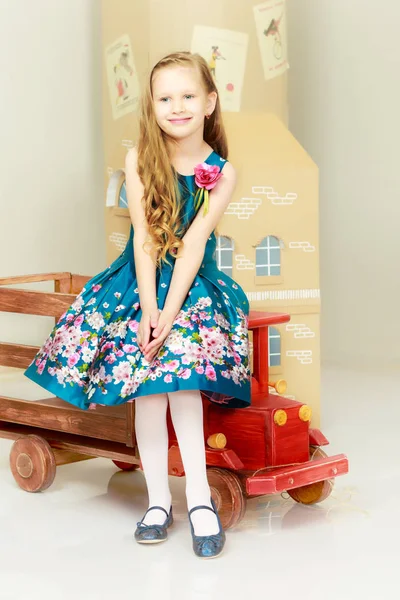 Mooi meisje 5-6 jaar. — Stockfoto