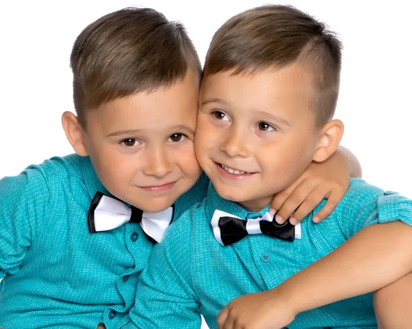 Dva bratři obejmout šťastně — Stock fotografie
