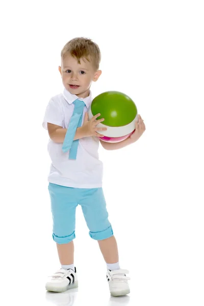 Un petit garçon joue avec une balle . — Photo