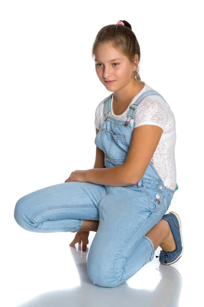 Ein Teenager-Mädchen sitzt auf dem Boden. — Stockfoto