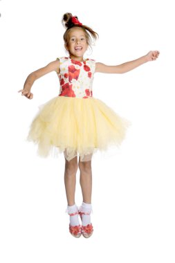 Küçük kız atlıyor.