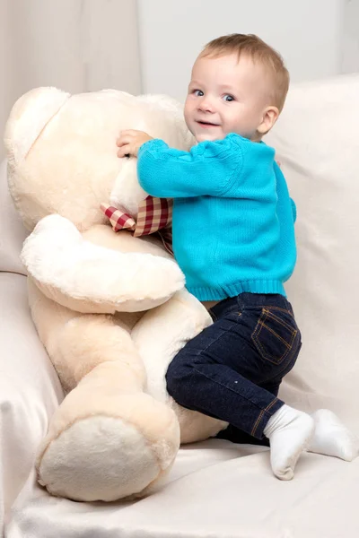 Küçük çocuk oyuncak ayıyla oynuyor. — Stok fotoğraf