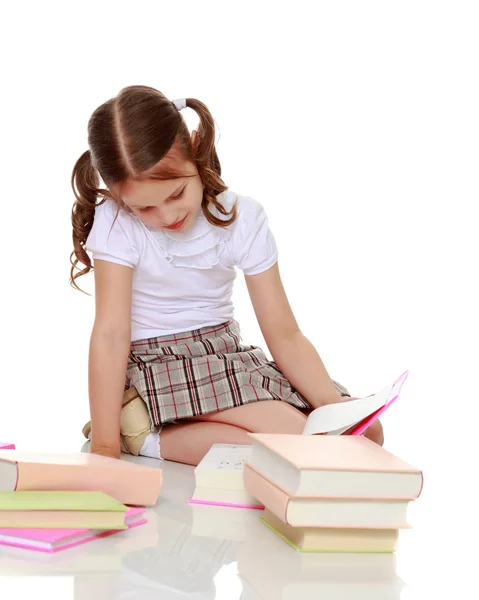 Klein meisje met een boek — Stockfoto