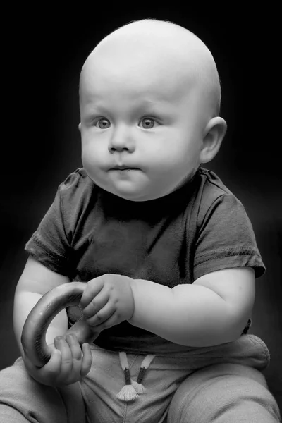 Menino em um fundo preto . — Fotografia de Stock