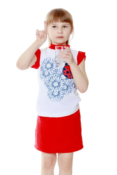 Niña con un vaso de agua — Foto de Stock