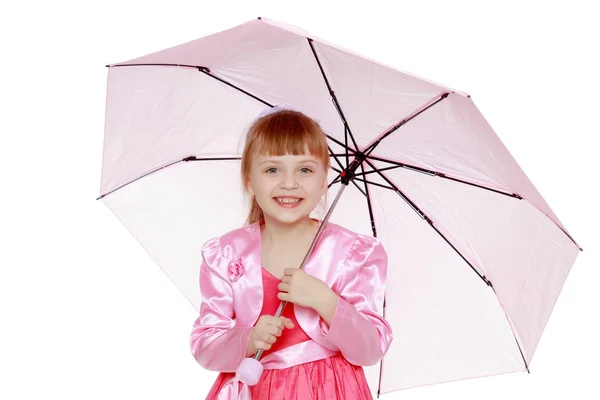 Menina loira com um guarda-chuva rosa . — Fotografia de Stock