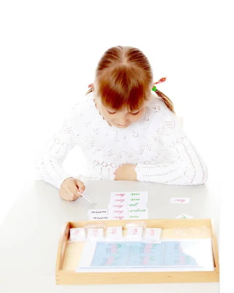 Ein kleines Mädchen lernt Montessori-Sachen. — Stockfoto