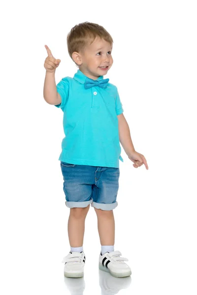 Маленький хлопчик показує палець — стокове фото
