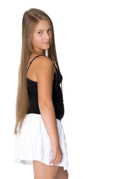 Uma adolescente em uma saia branca curta e uma camiseta preta . — Fotografia de Stock