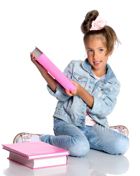 Petite fille avec un livre — Photo