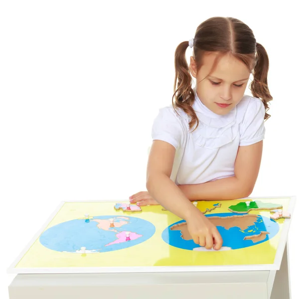 A little girl is studying Montessori stuff. — Stock Photo, Image