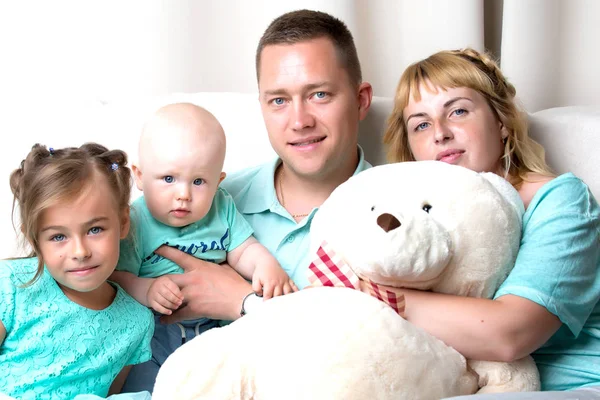 Glückliche Familie mit kleinen Kindern — Stockfoto