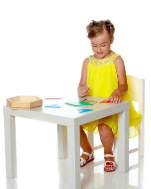 Küçük bir kız Montessori dersleri alıyor..