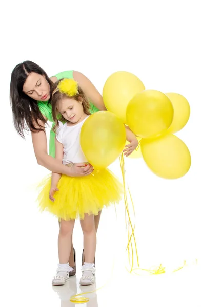 Mamma e figlia con palloncini colorati . — Foto Stock