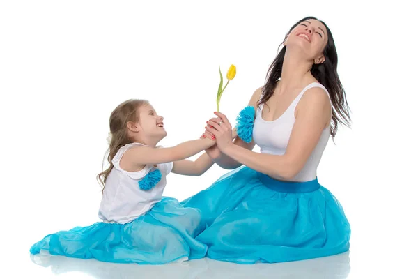 Мама і дочка з квітка тюльпана. — стокове фото
